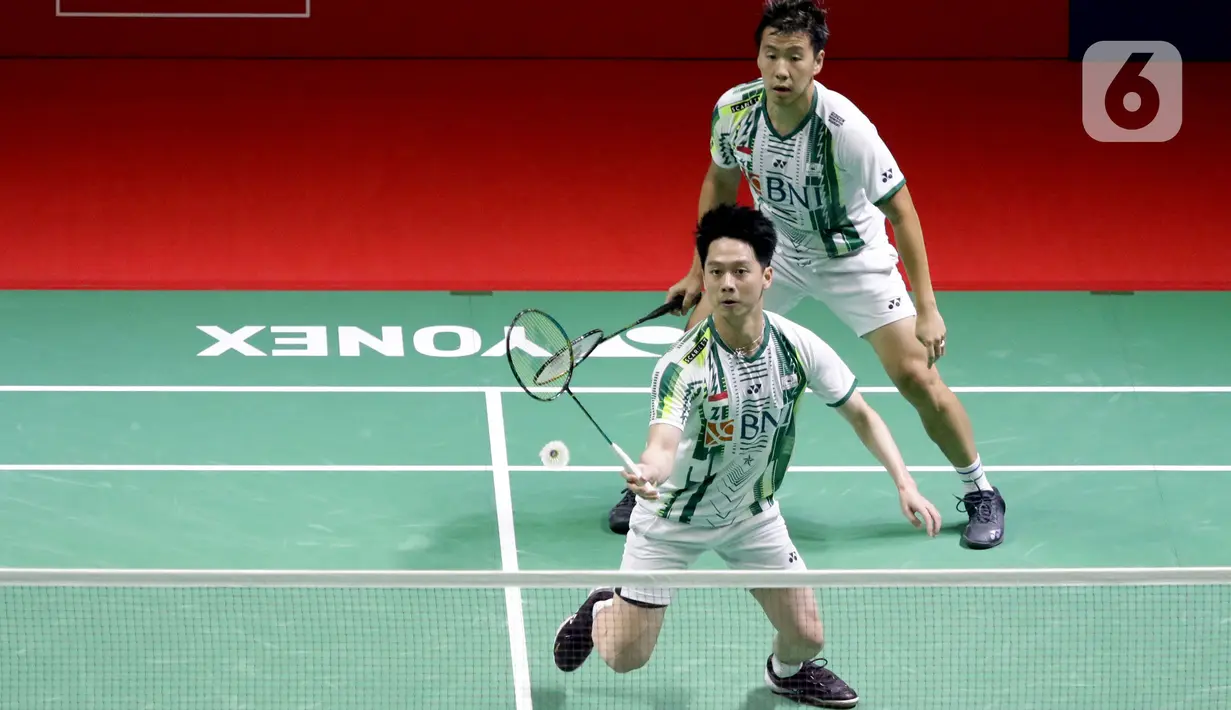 Pebulu tangkis ganda putra Indonesia, Marcus Fernaldi Gideon/Kevin Sanjaya Sukamulio saat bertanding melawan Liang Wei Keng/ Wang Chang (China) pada babak Semifinal Indonesia Masters 2022 di Istora Senayan, Jakarta, Sabtu (11/6/2022). Kevin/Marcus kalah 17-21, dan 10-21. (Liputan6.com/Helmi Fithriansyah)