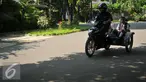 Orang tua mengunakana sepeda motor mengantar anaknya di hari pertama sekolah di SD Gunung 01, Jakarta, Senin (18/7). Usai libur panjang para siswa kembali bersekolah untuk tahun ajaran 2016-2017.(Liputan6.com/Gempur M Surya)