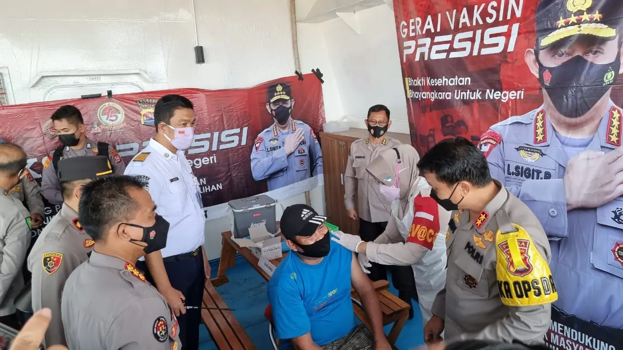 Vaksinasi Covid-19 Di Atas Kapal Ferry. (Rabu, 07/07/2021). (Dokumentasi Polda Banten).