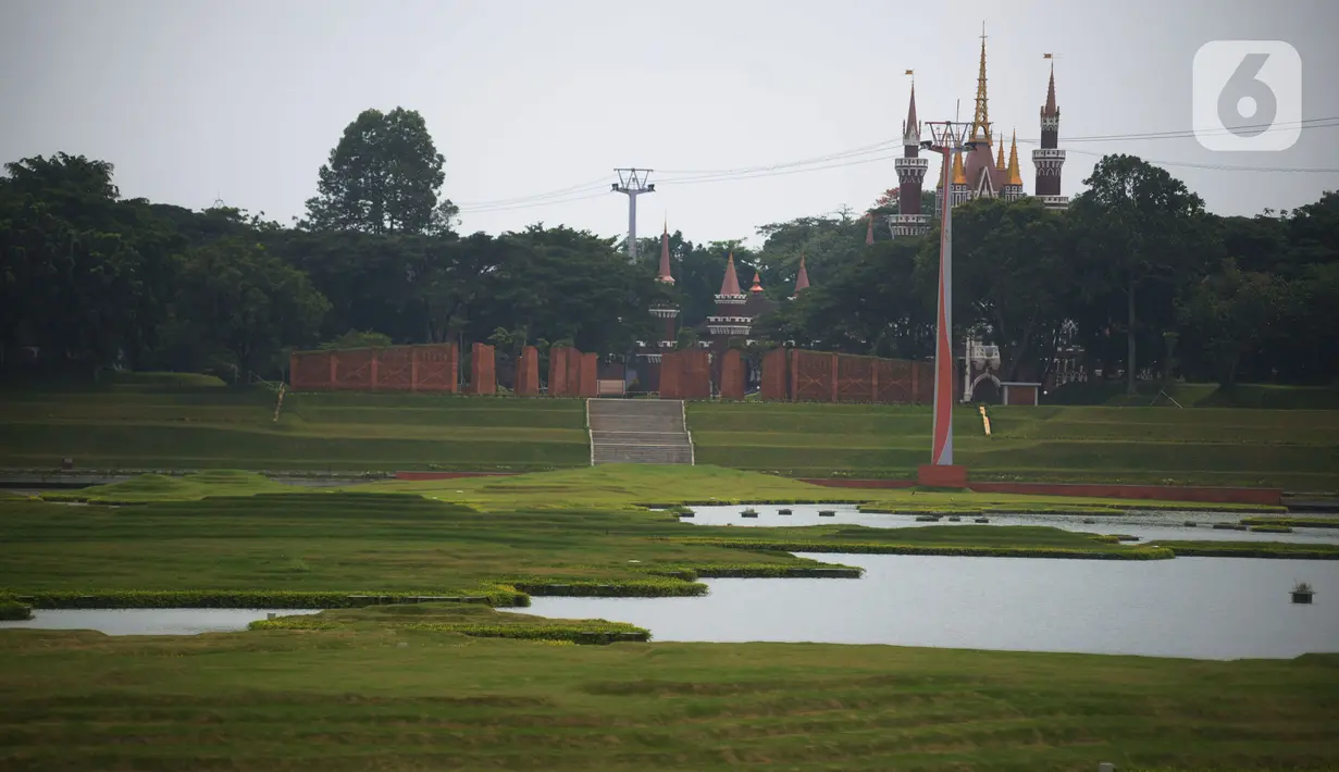 Suasana Menara Pandang di Taman Mini Indonesia Indah (TMII) dengan wajah baru di Jakarta Timur, Rabu (16/11/2022). Pengelola TMII akan melakukan uji coba buka untuk  umum pada 20 November 2022 dengan kuota 5000 orang  selama berlangsung,  dengan membeli tiket secara onlie di website TMII. (merdeka.com/Imam Buhori)