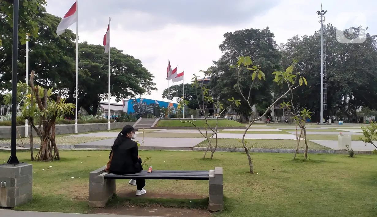 Warga bersantai di Alun-Alun Kota Bogor, Jawa Barat, Senin (26/9/2022). Warga dapat menemukan banyak tempat duduk di kawasan Alun-Alun Kota Bogor. (Liputan6.com/Magang/Aida Nuralifa)