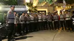 Sejumlah aparat kepolisian Brimob berjaga di depan gerbang rumah tersangka Ketua DPR RI Setya Novanto di Jalan Wijaya 13 No 19, Jakarta Selatan, Rabu (15/11). (Liputan6.com/Johan Tallo)