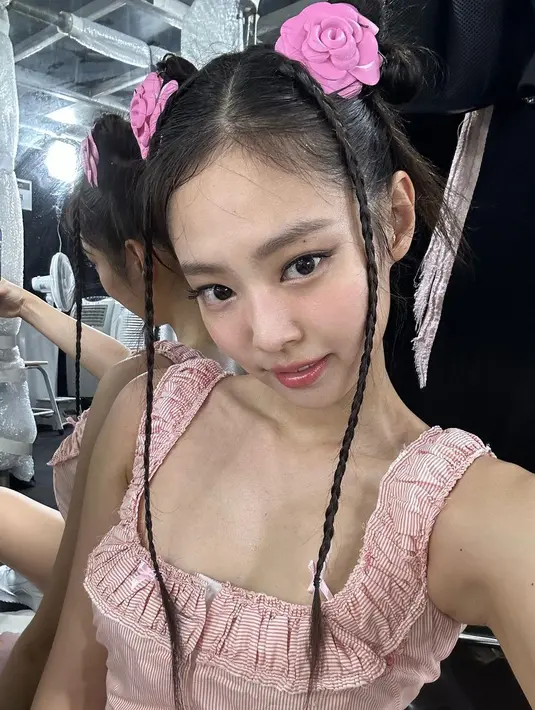Namun tampaknya ia sedang merendah untuk meroket. Lihat saja foto selfienya yang bikin fans jatuh hati ini. [Instagram @jennierubyjane]
