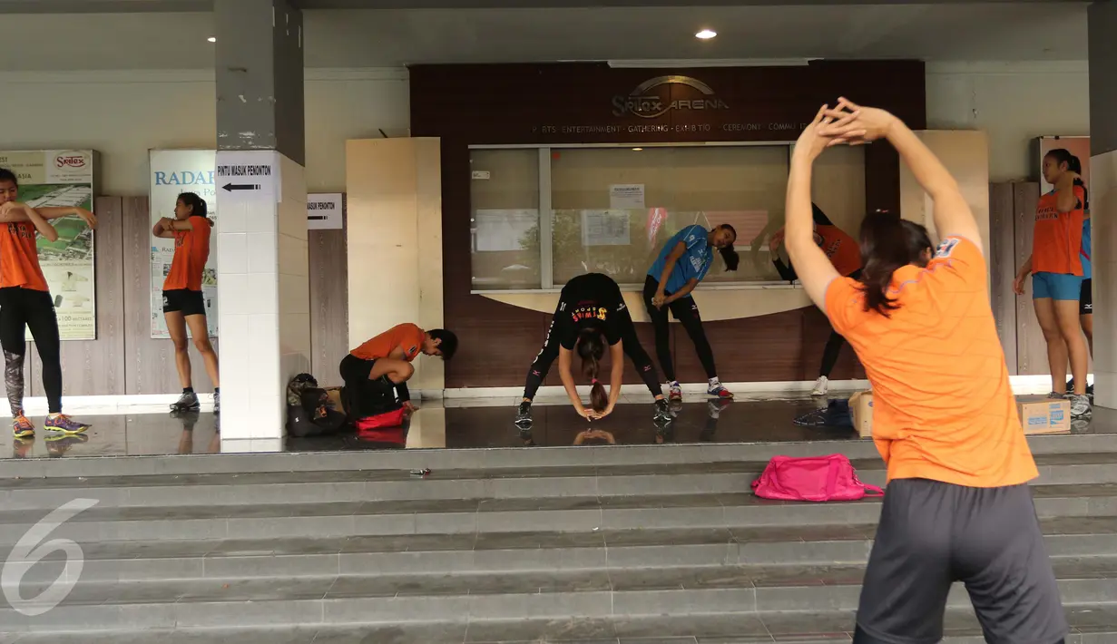 Pemain tim putri Jakarta Elektrik PLN melakukan pemanasan sebelum latihan di Sritex arena, Sriwedari, Solo, Sabtu (8/4). Tim putri Jakarta Elektrik PLN pada musim ini bertekad pertahankan gelar juara untuk ketiga kalinya. (Liputan6.com/Gempur M. Surya)