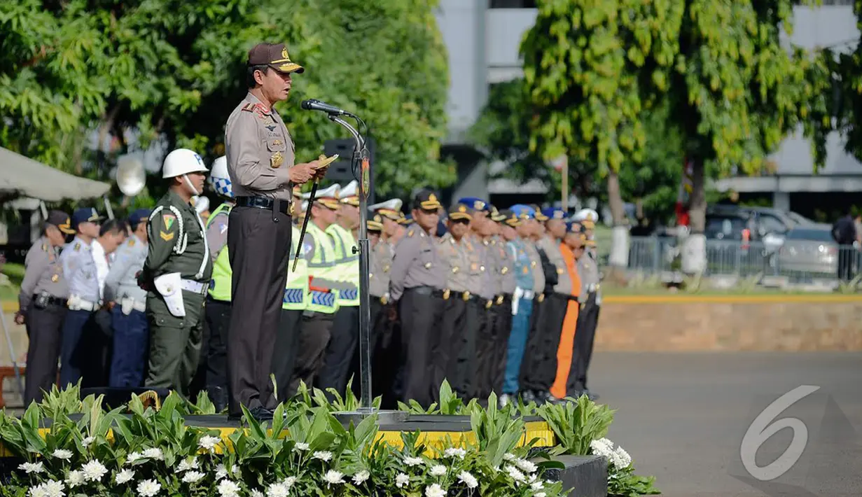 Kapolri Jenderal Pol Sutarman saat memberikan pidato kepada personel gabungan Polri/TNI saat apel Operasi Lilin 2014, Jakarta,(23/12/2014).  (Liputan6.com /Faizal Fanani)