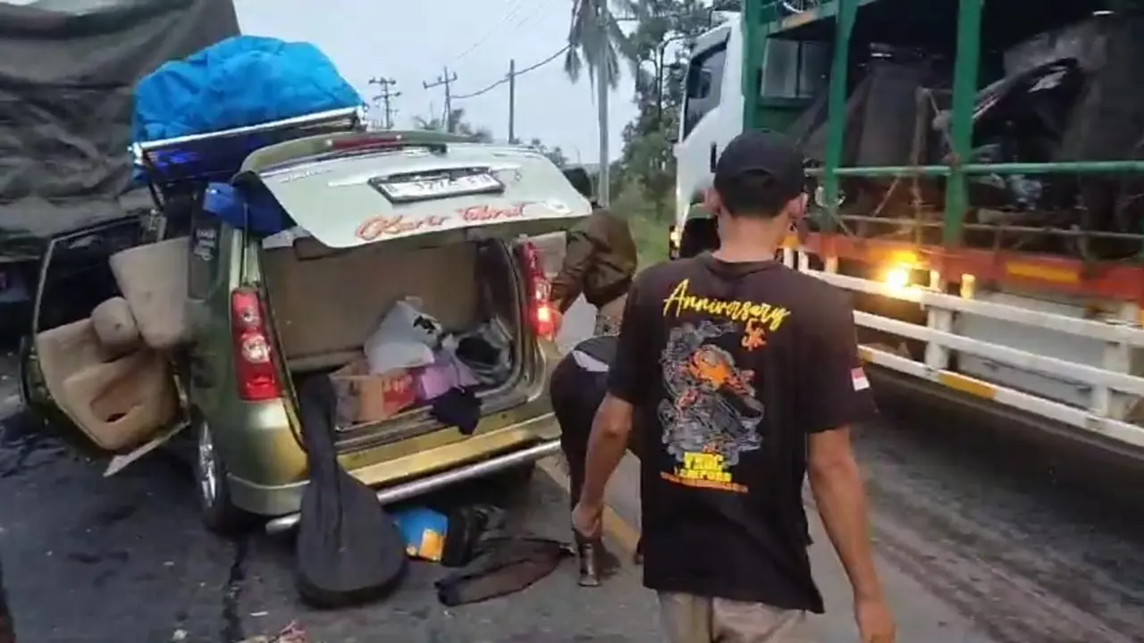 Proses evakuasi korban kecelakaan minibus vs truk yang menewaskan tiga dari delapan penumpang minibus di Tulang Bawang Barat. Foto : (Istimewa).