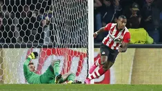 Gol kemenangan PSV Eindhoven yang dicetak oleh Luciano Narsingh membawa timnya mengalahkan Manchester United dengan skor 2-1 di Liga Champions, Selasa (15/9/2015).