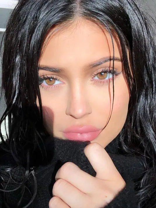 Dalam video yang diunggah oleh Kendall Jenner di Twitter, Kylie Jenner membuka kisahnya yang menjadi korban bully. (instagram/kyliejenner)