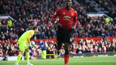 Selebrasi gol pertama Paul Pogba lewat eksekusi penalti pada laga lanjutan Premier League yang berlangsung di Stadion Old Trafford, Minggu (14/4). Man United menang 2-1 atas West Ham. (AFP/Paul Ellis)