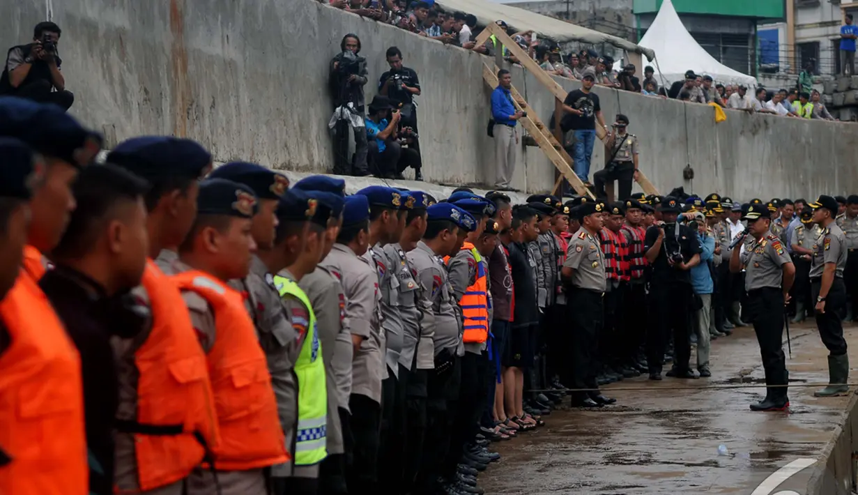 Kapolda Metro Jaya Irjen Pol. Drs. Unggung Cahyono akan mengerahkan 3.810 personel di lapangan untuk siaga banjir di saat musim hujan tiba, Kampung Pulo, Jakarta, Selasa (13/1/2015). (Liputan6.com/Johan Tallo)