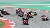 Sejumlah pembalap MotoGP mengalami kecelakaan&nbsp;di Sirkuit&nbsp;de Catalunya in Montmelo, Barcelona, Minggu (3/9/2023). (AFP/Lluis Gene)