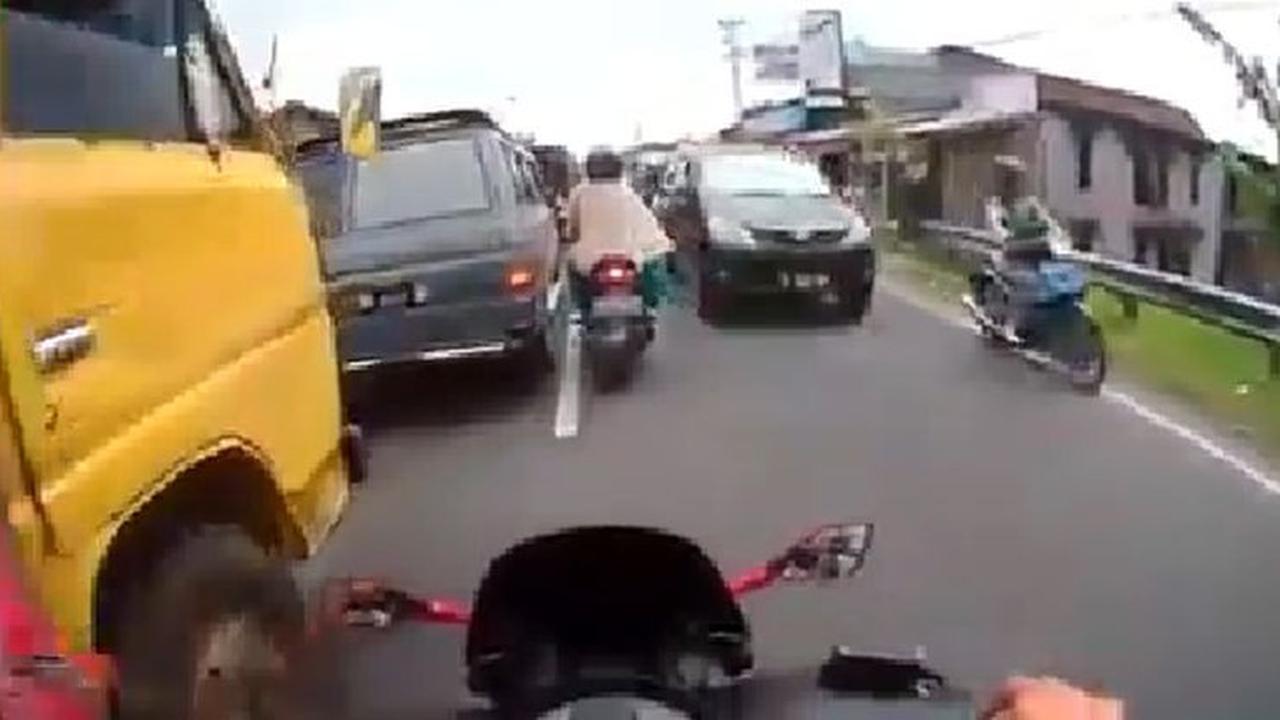 Emak-Emak Naik Motor