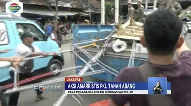 Razia PKL di kolong Skybridge Tanah Abang berlangsung ricuh hingga menyebabkan petugas Satpol PP terluka.