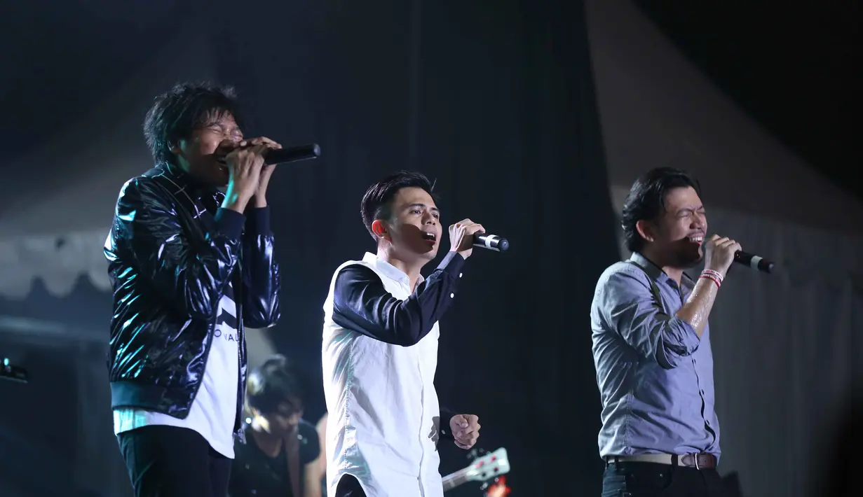 Adon mengucapkan terimakasih kepada penggemar yang sudah menemani perjalanan Base Jam. Dia tak menyangka para Track Jam (fans Base Jam) turut hadir di konser 90' Festival ini. (Nurwahyunan/Bintang.com)