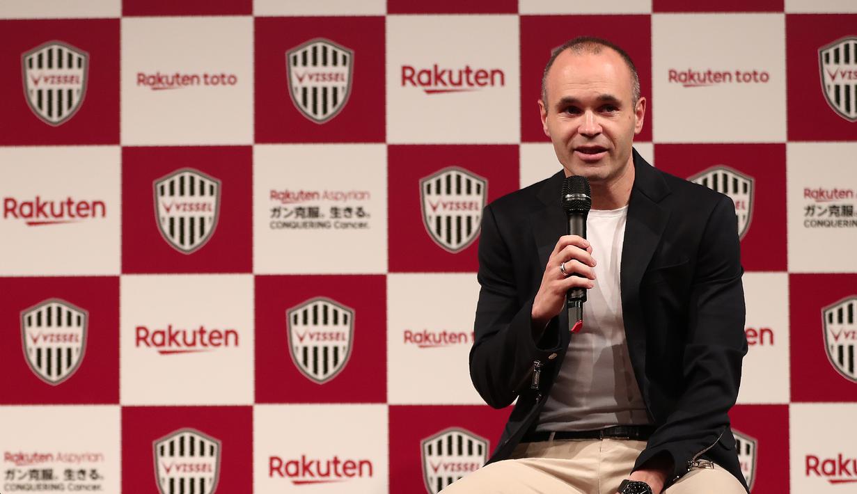 Andres Iniesta memberikan keterangan kepada awak media saat perkenalan bersama Vissel Kobe di Tokyo, (24/5/2018). Andres memilih bergabung dengan Vissel Kobe selama tiga musim. (AFP/Behrouz Mehri)