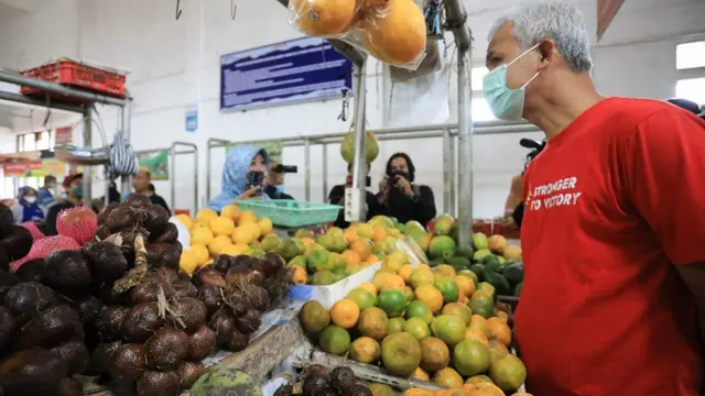 Pedagang wadul ke Ganjar Pranowo soal bahan pokok dan sayuran yang naik. (Foto: Liputan6.com/Humas Pemkab Banyumas)