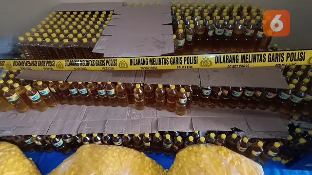 Minyak Goreng Curah Yang Sudah Di Kemas Dalam Botol. (Rabu, 30/03/2022). (Liputan6.com/Yandhi Deslatama).