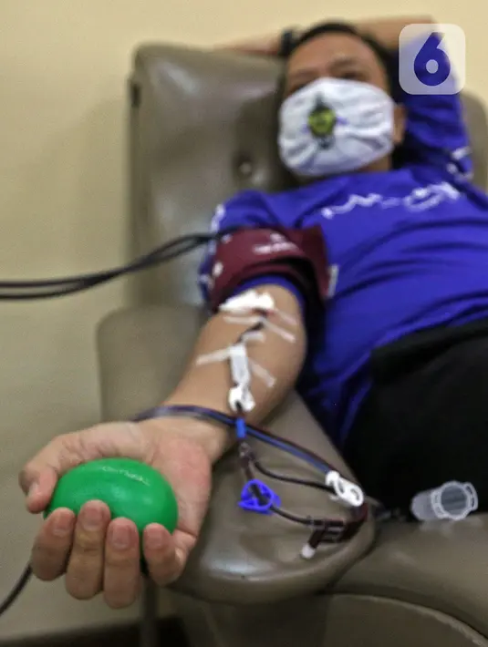 Penyintas COVID-19 melakukan donor plasma konvalesen di PMI DKI Jakarta, Selasa (19/1/2021). Hasil dari plasma konvalesen tersebut nantinya akan ditransfusikan ke tubuh pasien positif COVID-19 untuk membantu penyembuhan. (Liputan6.com/Herman Zakharia)