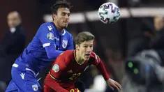 Pemain Timnas  Siprus, Matija Spoljaric berebut bola dengan gelandang Timnas Belgia, Yari Verschaeren pada laga Grup I Kualifikasi Piala Eropa 2020 di Cardiff City Stadium, Selasa (19/11/2019). Timnas Belgia memetik kemenangan telak dengan skor 6-1 kala menjamu Siprus. (AP/Francisco Seco)