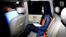 Bupati Kukar, Rita Widyasari di mobil tahanan usai diperiksa di gedung KPK, Jakarta, Selasa (10/10). Rita diperiksa sebagai tersangka dugaan korupsi pemberian izin perkebunan kelapa sawit di Desa Kupang Baru, Kaltim. (Liputan6.com/Helmi Fithriansyah)