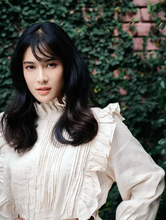 Ia juga mengajak para perempuan untuk terus bermimpi dan berpesan kepada para puan yang tengah gundah gulana untuk tidak menyerah, serta terus mencoba dalam hal apapun. (Instagram/therealdisastr)