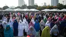 Sejumlah umat muslim melakukan salat Idul Fitri di Grandstand Quirino di Manila, Filipina (25/6). (AFP Photo/Noel Celis)