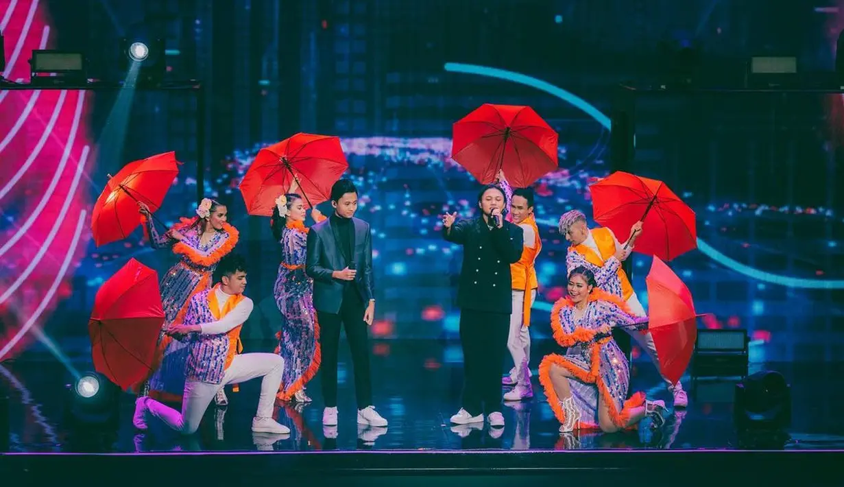 Rizky Febian dan Rizwan Fadilah saat berduet membawakan lagu Makna Cinta. Rizky Febian dan Rizwan Fadilah tampil memukau dengan aksinya di atas panggung. Rizky mengaku dirinya terharu bisa bernyanyi bersama sang adik Njan yang jarang bertemu. (Instagram/rizwanfadilah.a.s)
