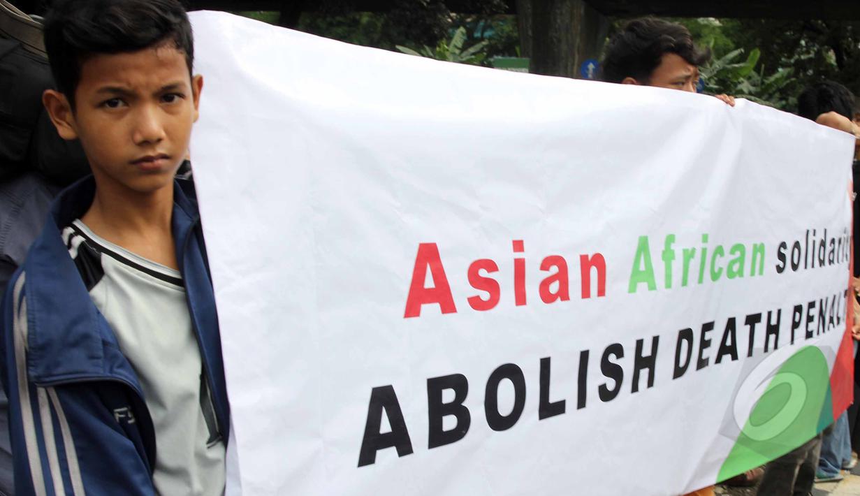 Sebuah spanduk dibentangkan saat Aksi solidaritas Indonesia menolak hukuman mati di Megaria, Jakarta, Jumat, (24/4/2015). Pengunjuk rasa mengkritisi sistem peradilan yang tidak transparan dalam memberikan hukuman mati. (Liputan6.com/Helmi Afandi)