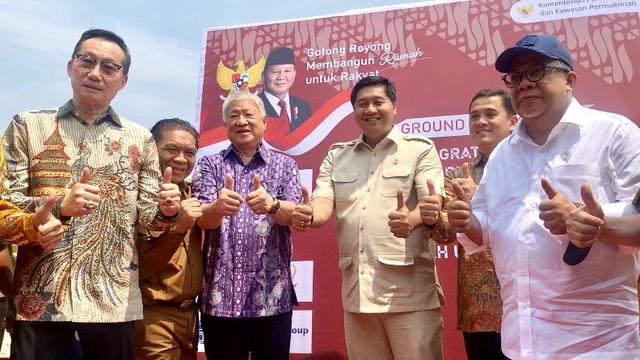 Menteri Perumahan dan Kawasan Permukiman, Maruarar Sirait, menghadiri acara groundbreaking atau peletakan batu pertama untuk pembangunan rumah gratis