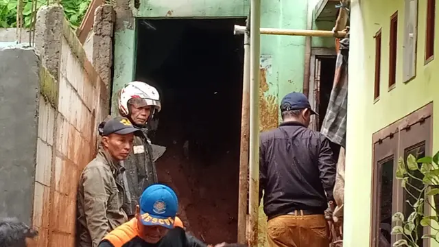 Proses penyelamatan korban longsor di Depok, Rabu (1/1/2020).