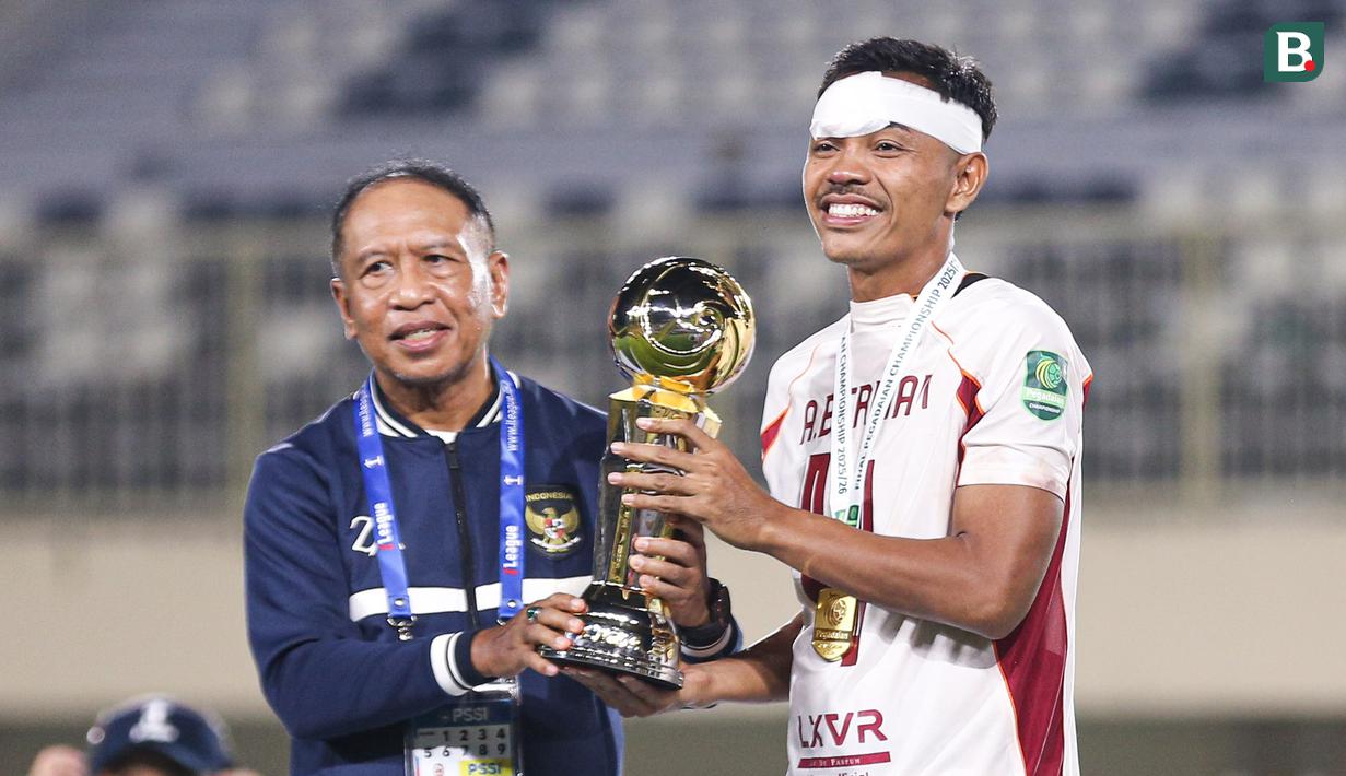 Wakil ketua PSSI, Zainudin Amali (kiri) memberikan piala kepada kapten Garudayaksa, Asep Berlian dalam babak final di Stadion Maguwoharjo, Sleman, pada Sabtu (9/5/2026) malam WIB.