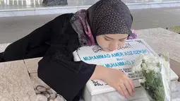 Kesedihan dan kerinduan mendalam terpancar dari unggahannya, yang menampilkan potret Nadzira Shafa memeluk erat batu nisan Ameer Azzikra. Selain ziarah, kunjungannya menjadi momen refleksi, mengenang perjalanan hidup bersama dan menghadapi kesepian setelah kepergian Ameer. (Liputan6.com/IG/@enazirashf_)