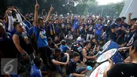 Suporter Arema Cronus menabuh genderang saat berada di area Stadion GBK, Jakarta, Minggu (3/4). Kehadiran mereka untuk menyaksikan laga final Piala Bhayangkara 2016, antara Arema vs Persib. (Liputan6.com/Immanuel Antonius)