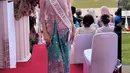 Puteri Indonesia Maluku 2022, Jasmin Kaurd tampil mengenakan kebaya encim dari Jakarta warna pink dipadukan kain batik hijaunya. [Instagram/@jasminkaurd]