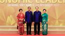 Presiden RI Joko Widodo (kedua kiri) dan istri Iriana Jokowi (kiri) berpose dengan Presiden Vietnam Tran Dai Quang dan istri saat menghadiri pertemuan para pemimpin konferensi Ekonomi Asia Pasifik (APEC) di kota Danang, Vietnam, (10/11). (AFP PHOTO / STR)