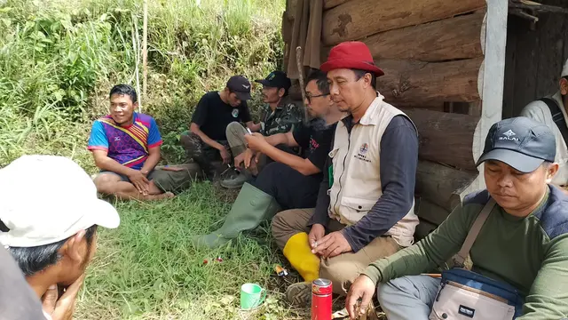 Pendamping program Perhutanan Sosial, Pendamping Desa, Kelompok Tani dan relawan masyarakat hutan berdiskusi dalam pengajuan program Perhutanan Sosial KLHK RI. (Liputan6.com/Jayadi Supriadin)