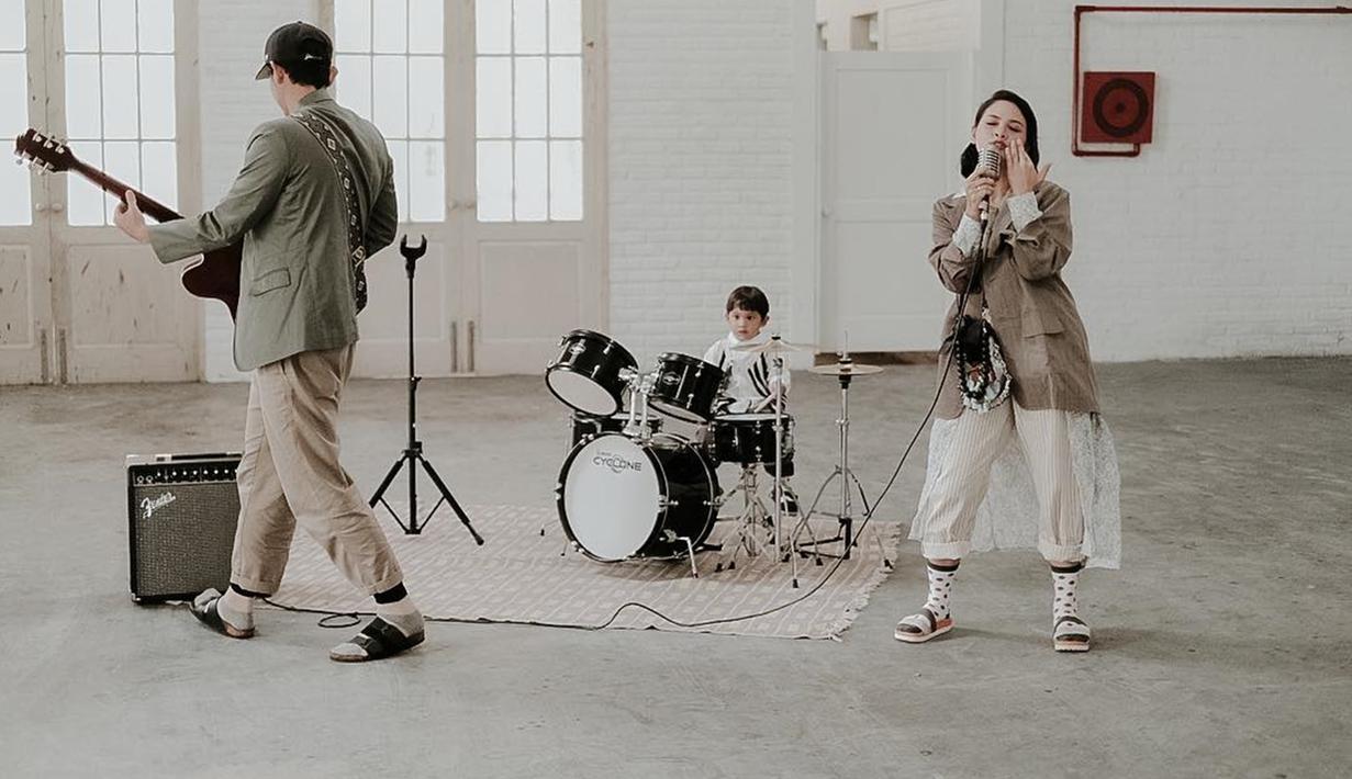 Nah, kalau ini saat proses pembuatan music video 'Halo Sayangku'. Dalam video ini, keseruan dan keceriaan dari keluarga kecil ini sangat hangat terlihat. (Liputan6.com/IG/andienaisyah)