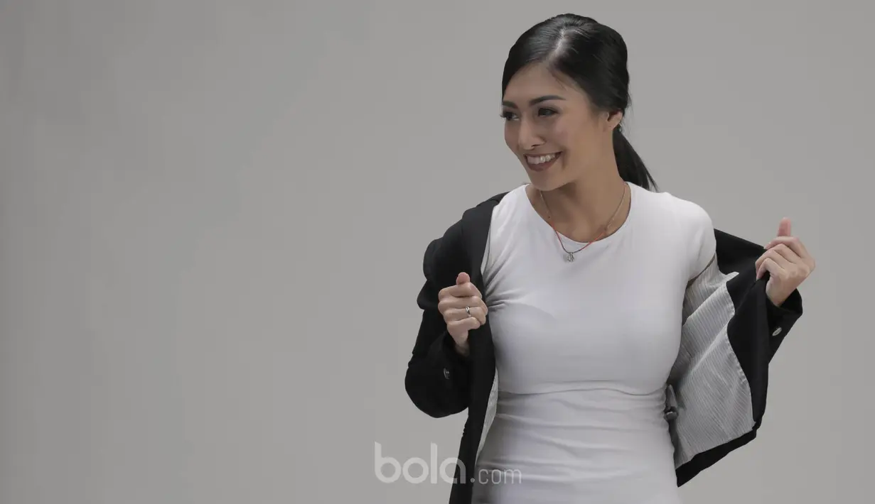Selain membawa acara olahraga, Venilia Agik juga rajin berlatih beladiri Capoeira untuk menjaga kondisi badannya. (Bola.com/Vitalis Yogi Trisna)