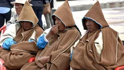Penduduk asli setempat menghadiri upacara pelantikan pemerintah baru dengan adat Uru Chipaya di Bolivia selatan (31/1). Masyrakat adat Uru Chipaya sudah tinggal di dataran tinggi selama berabad-abad. (AFP Photo/Aizar Raldes)