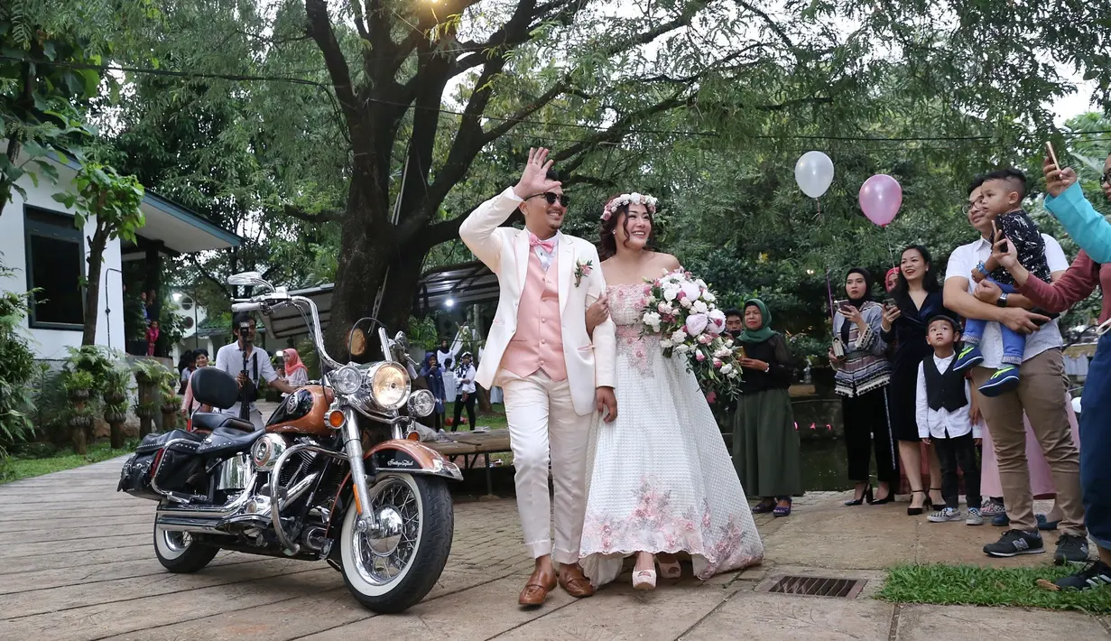 "Karena hobby kita berdua motor, jadi Saugi memberikan helm," ujar Chef Aiko. (Nurwahyunan/Bintang.com)