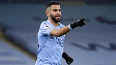 Gelandang Manchester City, Riyad Mahrez, melakukan selebrasi usai mencetak gol ke gawang Burnley pada laga Liga Inggris di Stadion Etihad, Sabtu (28/11/2020). City menang dengan skor 5-0. (Michael Regan/Pool via AP)