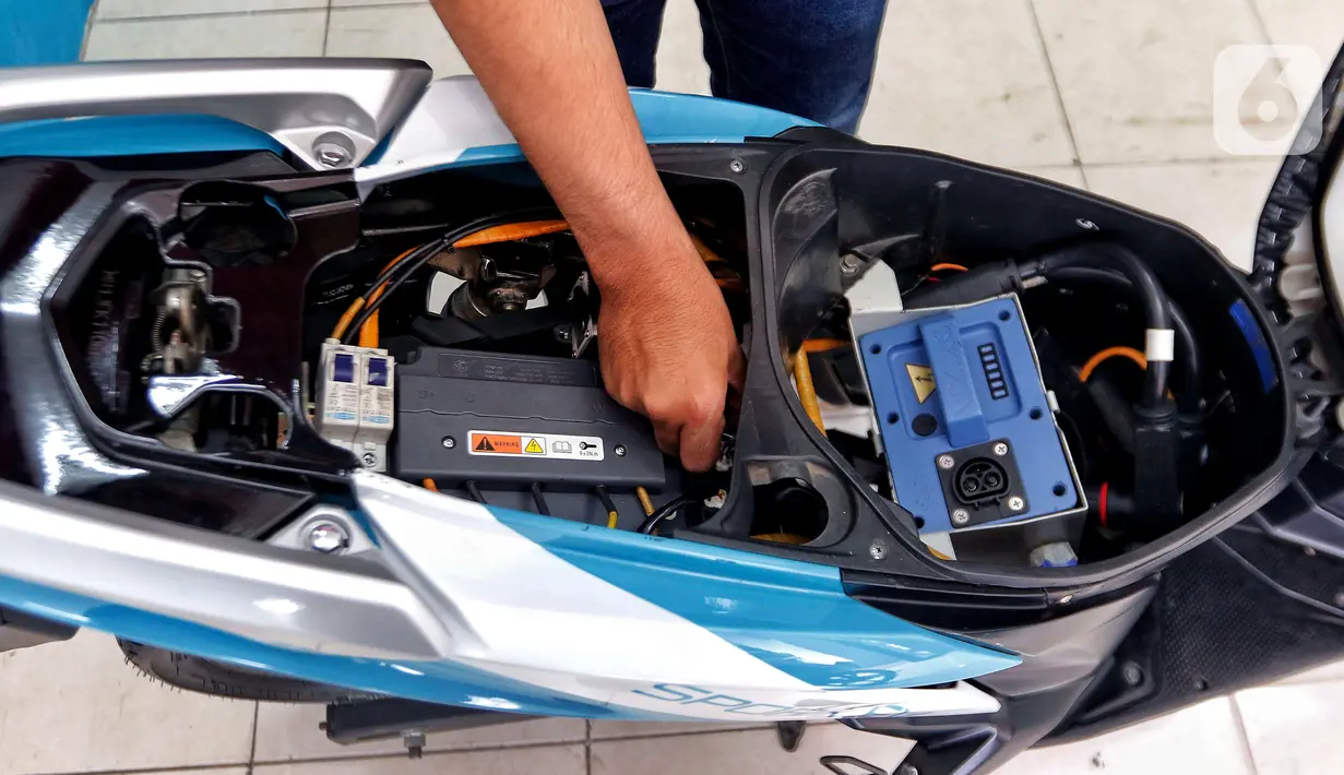 Mekanik melakukan pengecekan akhir komponen listrik sebuah sepeda motor konvensional atau motor berbahan bakar bensin menjadi motor listrik di SporaEV Bintaro, Tangerang Selatan, Banten, Kamis (9/3/2023). Selain memberikan subsidi sebesar Rp 7 juta untuk pembelian sepeda motor listrik baru, pemerintah juga memberikan subsidi sama bagi masyarakat yang mengonversi sepeda motor konvensionalnya menjadi motor listrik. (Liputan6.com/Angga Yuniar)