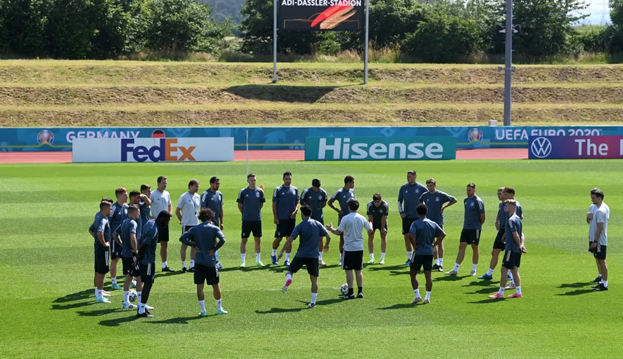 Pelatih Jerman Joachim Loew (tengah) berbicara kepada para pemainnya saat sesi latihan MD-1 di Herzogenaurach, Jerman, Senin (28/6/2021). Jerman akan melawan Inggris pada babak 16 besar Euro 2020. (Christof STACHE/AFP)