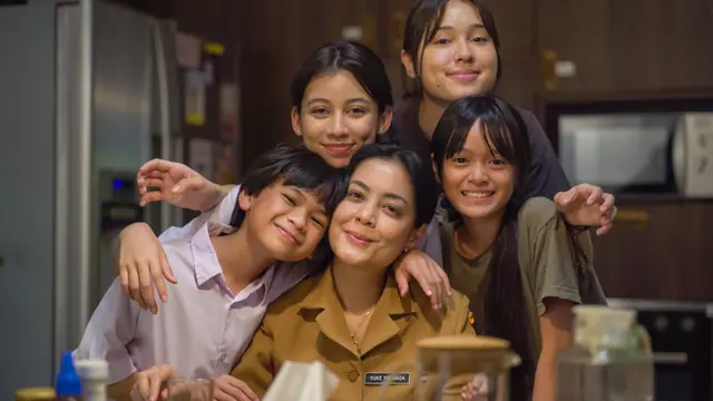 Bikin Satu Studio Menangis, Ini 3 Alasan Film Yang Lain Boleh Hilang Asal Kau Jangan Begitu Relate dengan Keluarga Indonesia