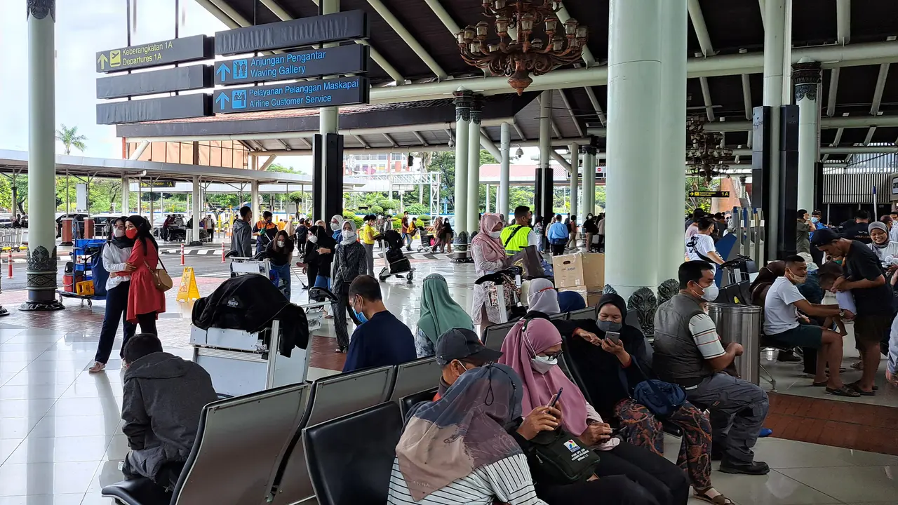 Suasana Bandara Internasional Soekarno Hatta pada musim mudik Lebaran 2022, Rabu (27/4/2022). (Liputan6.com/Pramita Tristiawati)