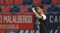 Striker Juventus, Cristiano Ronaldo, melakukan selebrasi usai membobol gawang Bologna pada laga Serie A di Stadion Renato Dall'Ara, Senin (22/6/2020). Juventus menang 2-0 atas Bologna. (AP/Massimo Paolone)