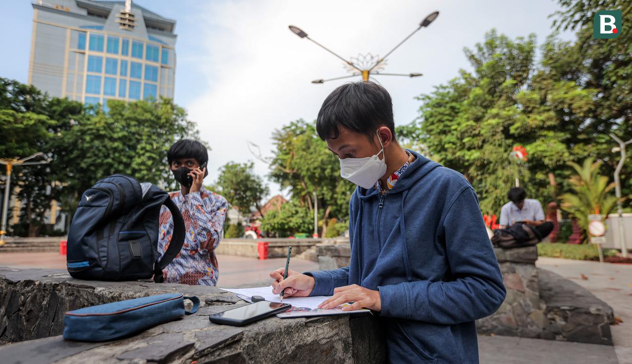 Seorang pelajar SMA Negeri 10 Surabaya sedang mengikuti ekstrakulikuler menggambar di Taman Bungkul yang terletak di Jalan Raya Darmo, Wonokromo, Surabaya, Selasa (14/11/2023). (Bola.com/Bagaskara Lazuardi)