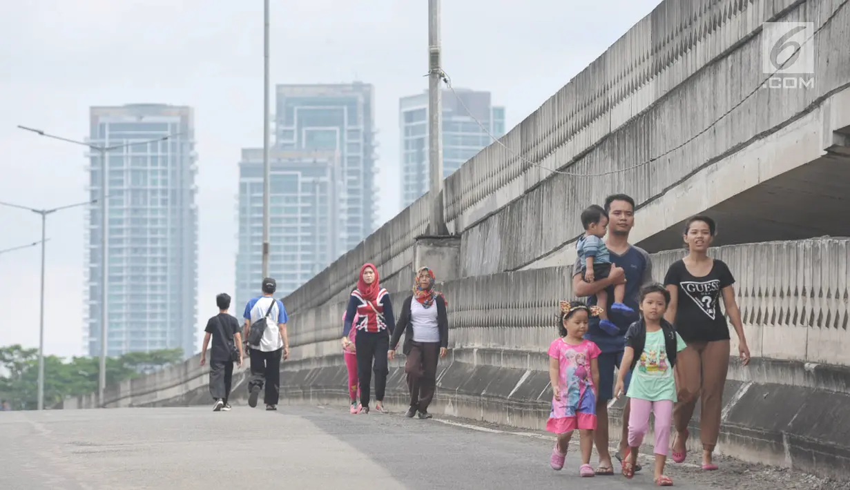 Warga beraktivitas di Jalan Layang Non-Tol Antasari saat hari pertama pemberlakuan car free day di Jakarta, Minggu (14/1). Pada pemberlakuan car free day ini JLNT Antasari dimanfaatkan warga sebagai sarana berolahraga. (Liputan6.com/Immanuel Antonius)