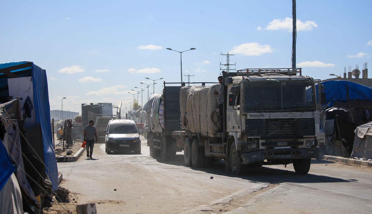 Masuknya bantuan ini menjadi bagian dari implementasi tahap pertama kesepakatan gencatan senjata di Gaza yang mulai berlaku sejak Jumat (10/10/2025). (Eyad BABA/AFP)