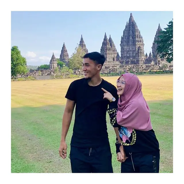 6 Potret Manis Okie Agustina dan Suami, 9 Tahun Bersama